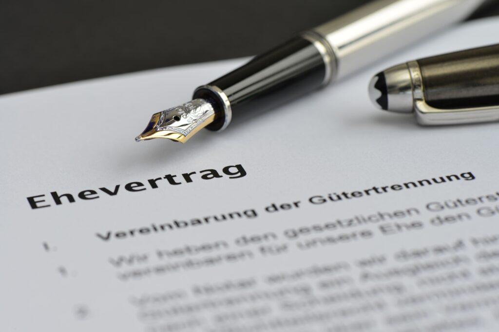 Unterschrift eines Ehevertrages bei einem Fachanwalt für Familienrecht in Cottbus